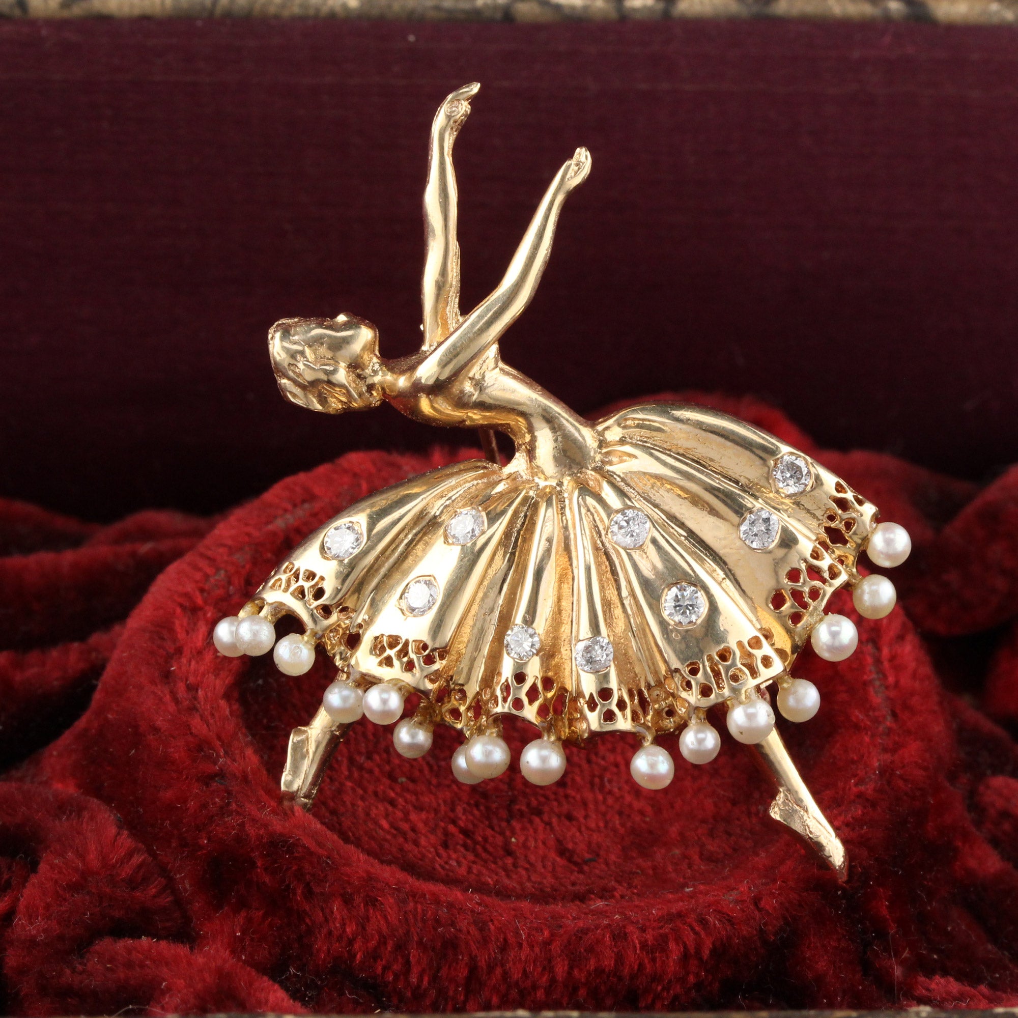 18k gold stamped dancing order queen brooch