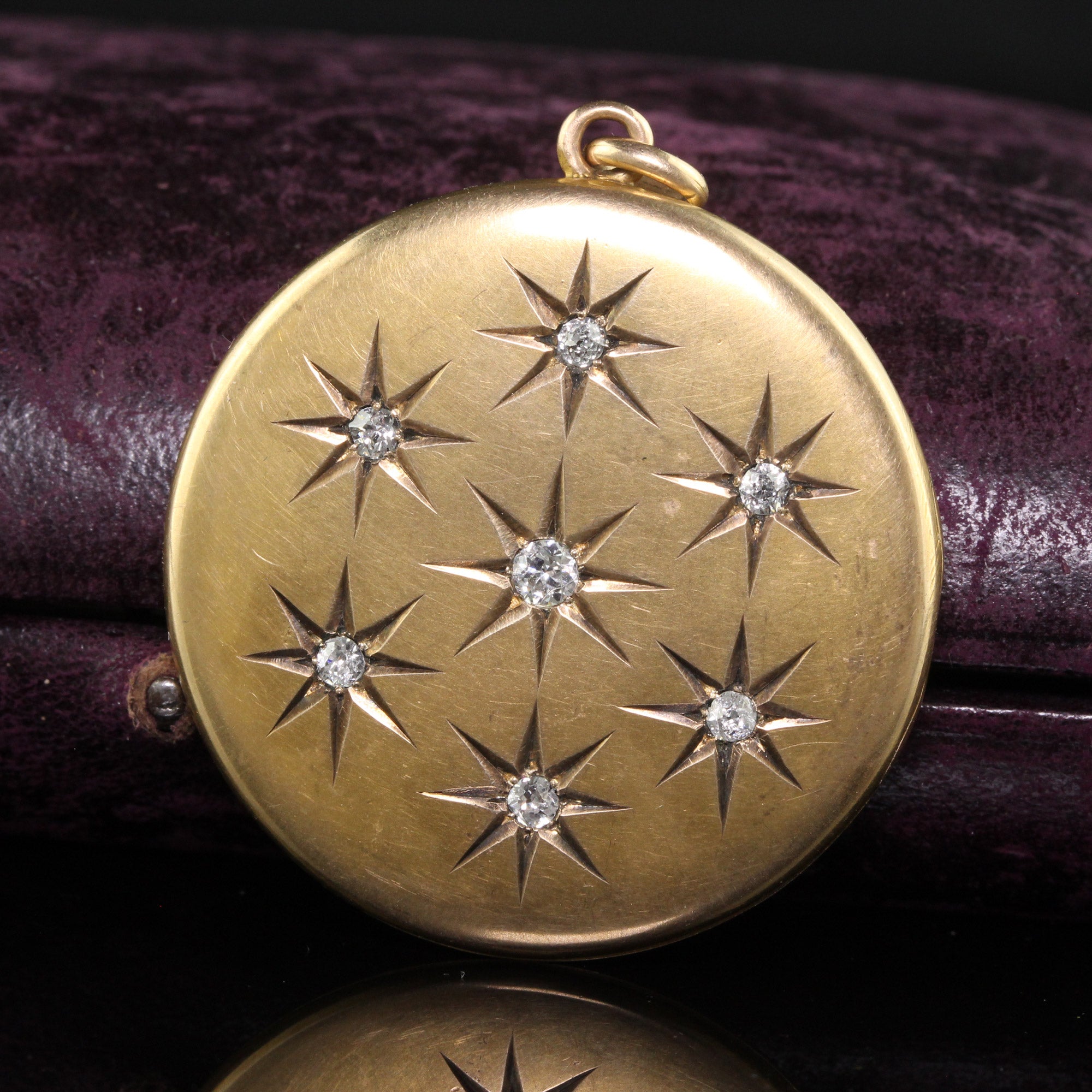 Choosing between Antique Jewelry and Modern Jewelry.