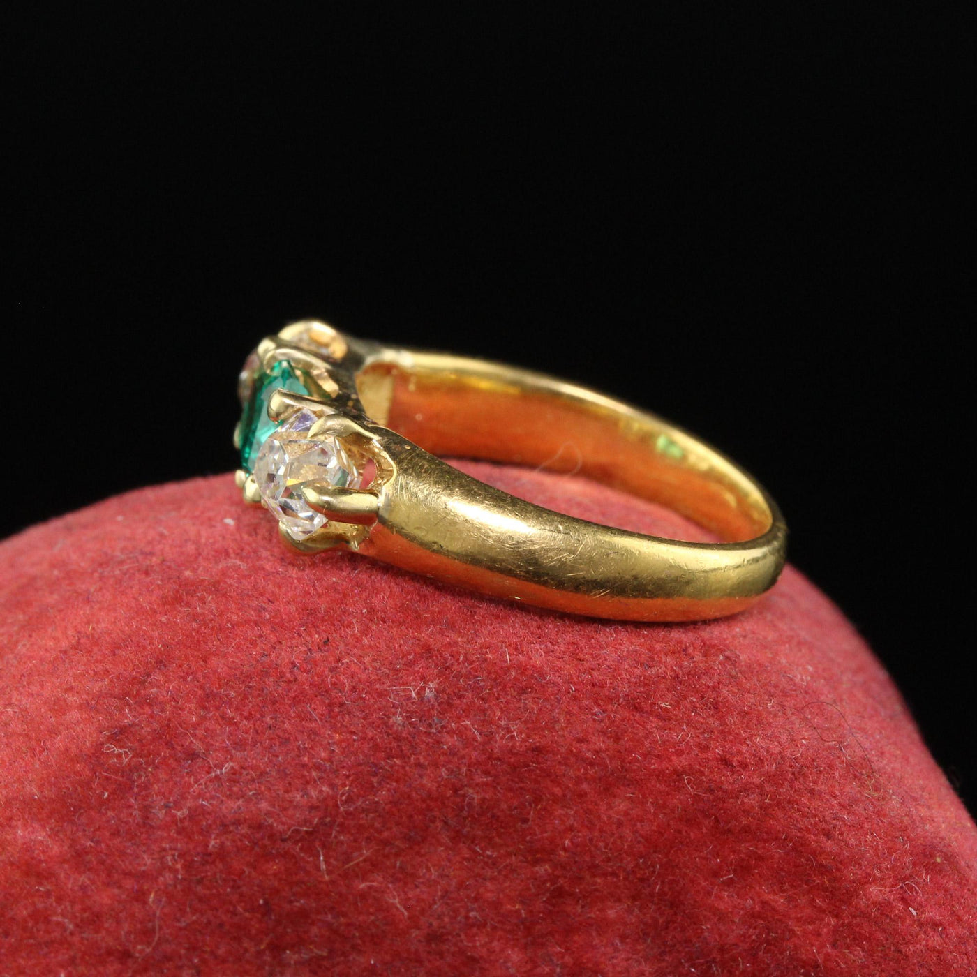 Antique Victorian 18K Yellow Gold Peruzzi Cut Diamond Emerald Three Stone Ring