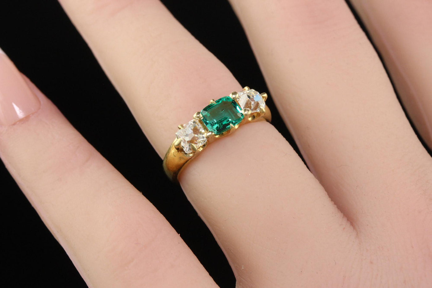 Antique Victorian 18K Yellow Gold Peruzzi Cut Diamond Emerald Three Stone Ring