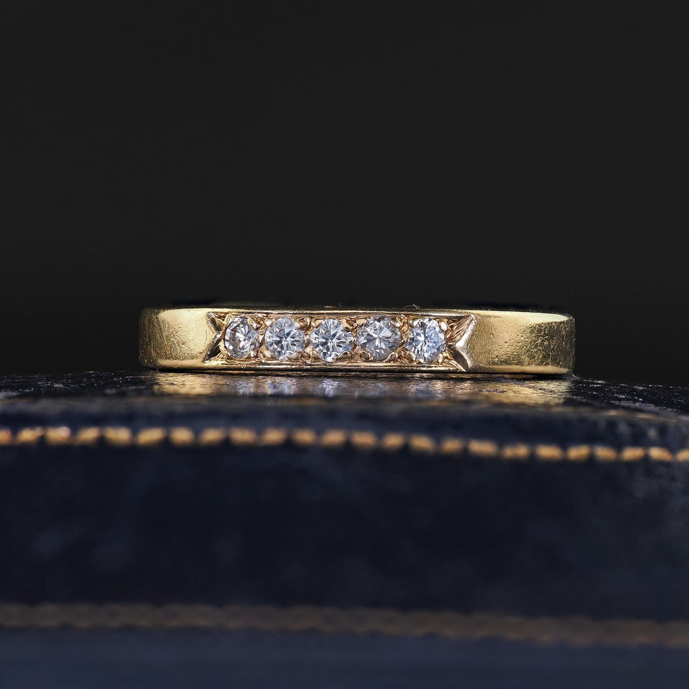 Vintage Retro 14K Yellow Gold Round Cut Diamond Wedding Band Ring - Size 7