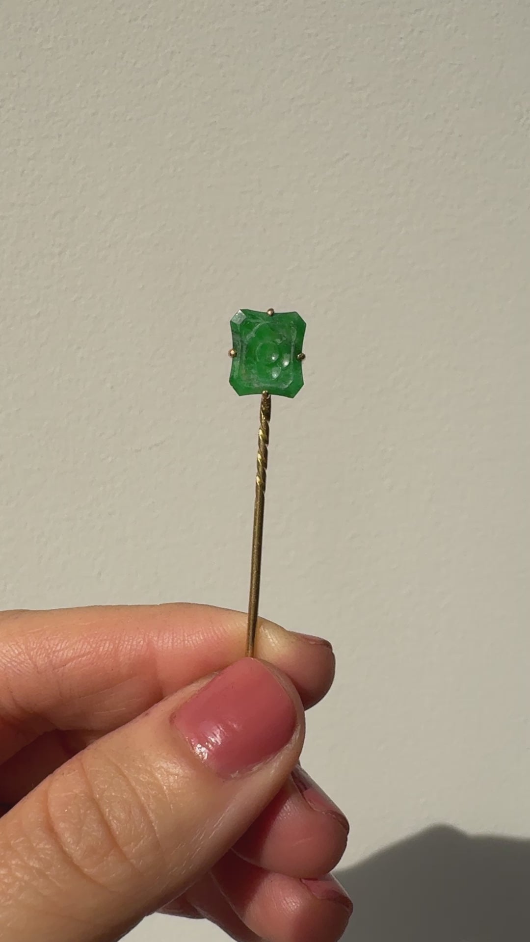 Vintage Mid Century 18K Yellow Gold Carved Jade Floral Stick Pin