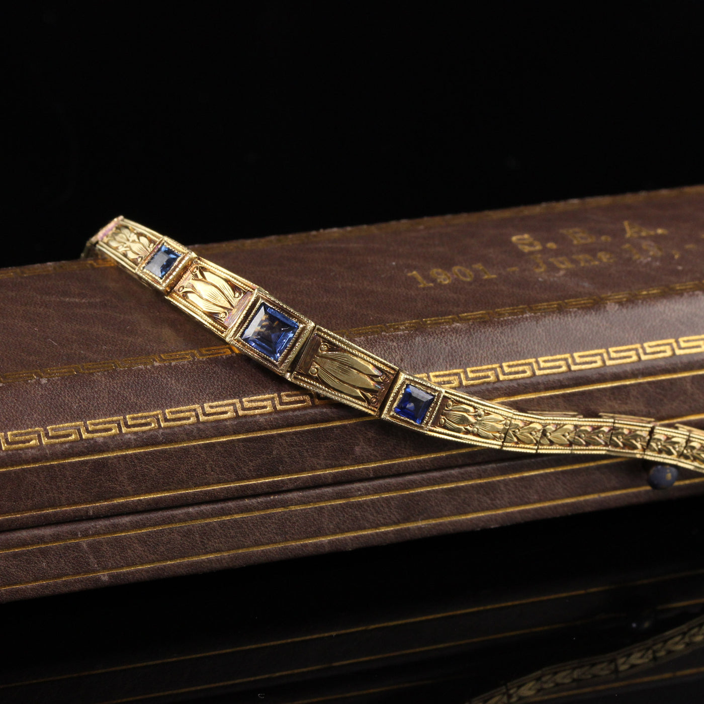 Antique Art Deco 18K Yellow Gold Yogo Gulch Sapphire Engraved Bracelet