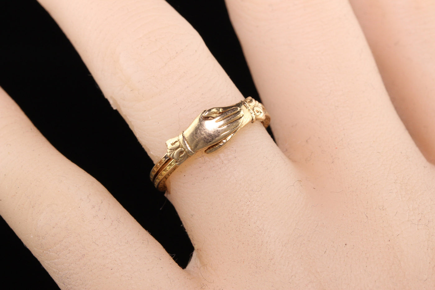 Antique Victorian 14K/10K Yellow Gold Engraved Fede Hands Ring
